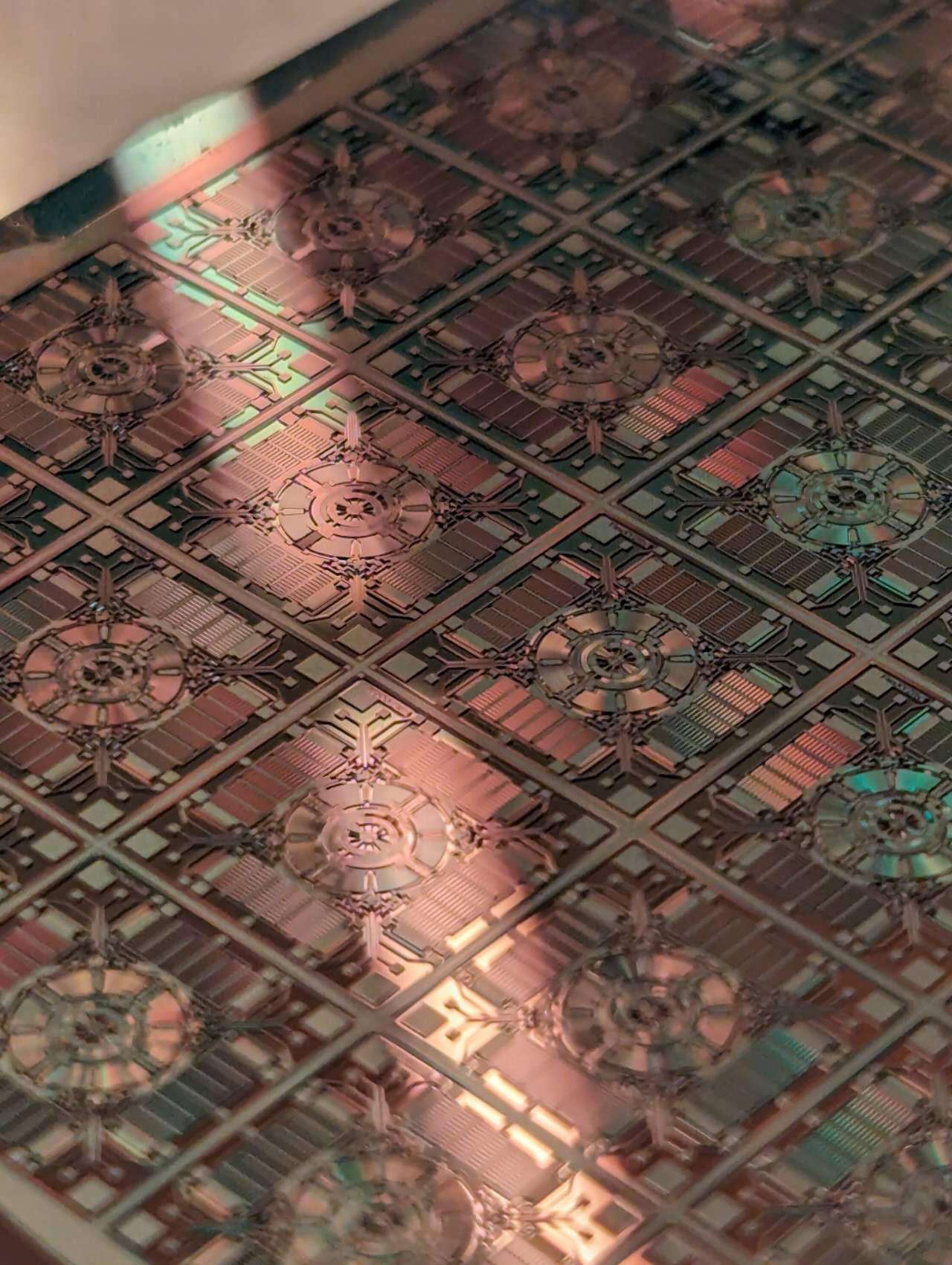 Micro-electro-mechanical photonic device architecture.